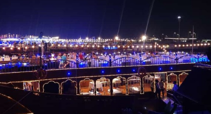 乘坐神奇的夜间单桅帆船巡游探索迪拜